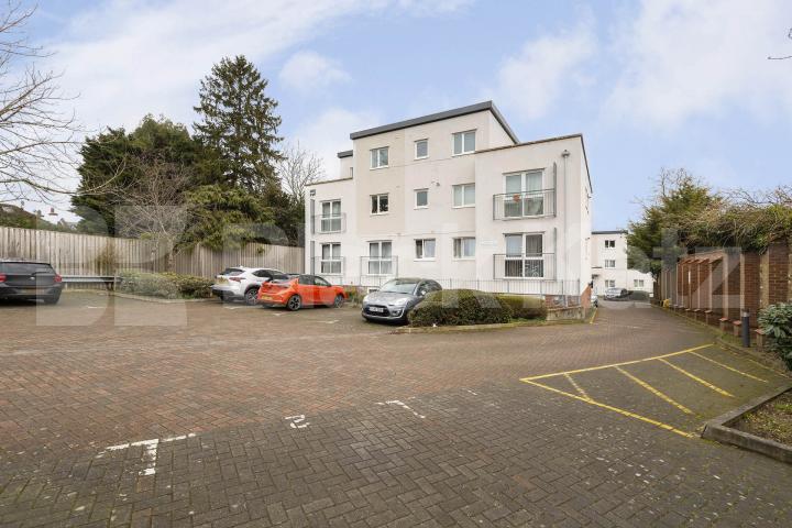 Luxury 2 bed within a modern devlopment,car park space & close to shops.  Montague Close, High Barnet